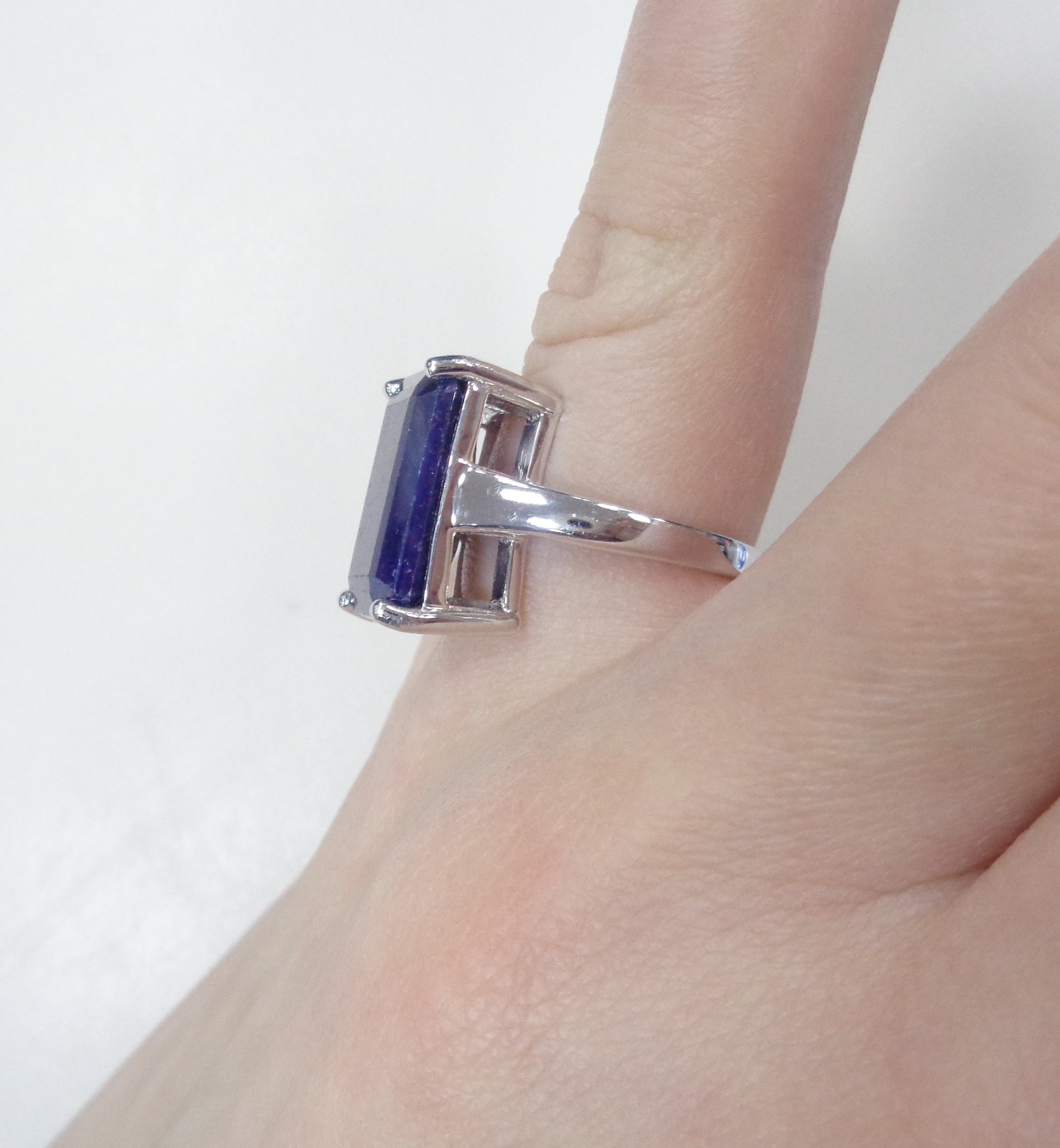 Серебряное кольцо с корундом